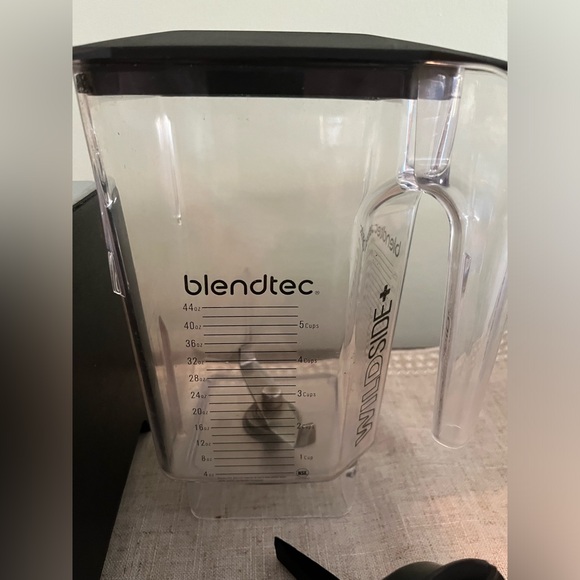 Blendtec Professional 750 Blender - Picture 4 of 5